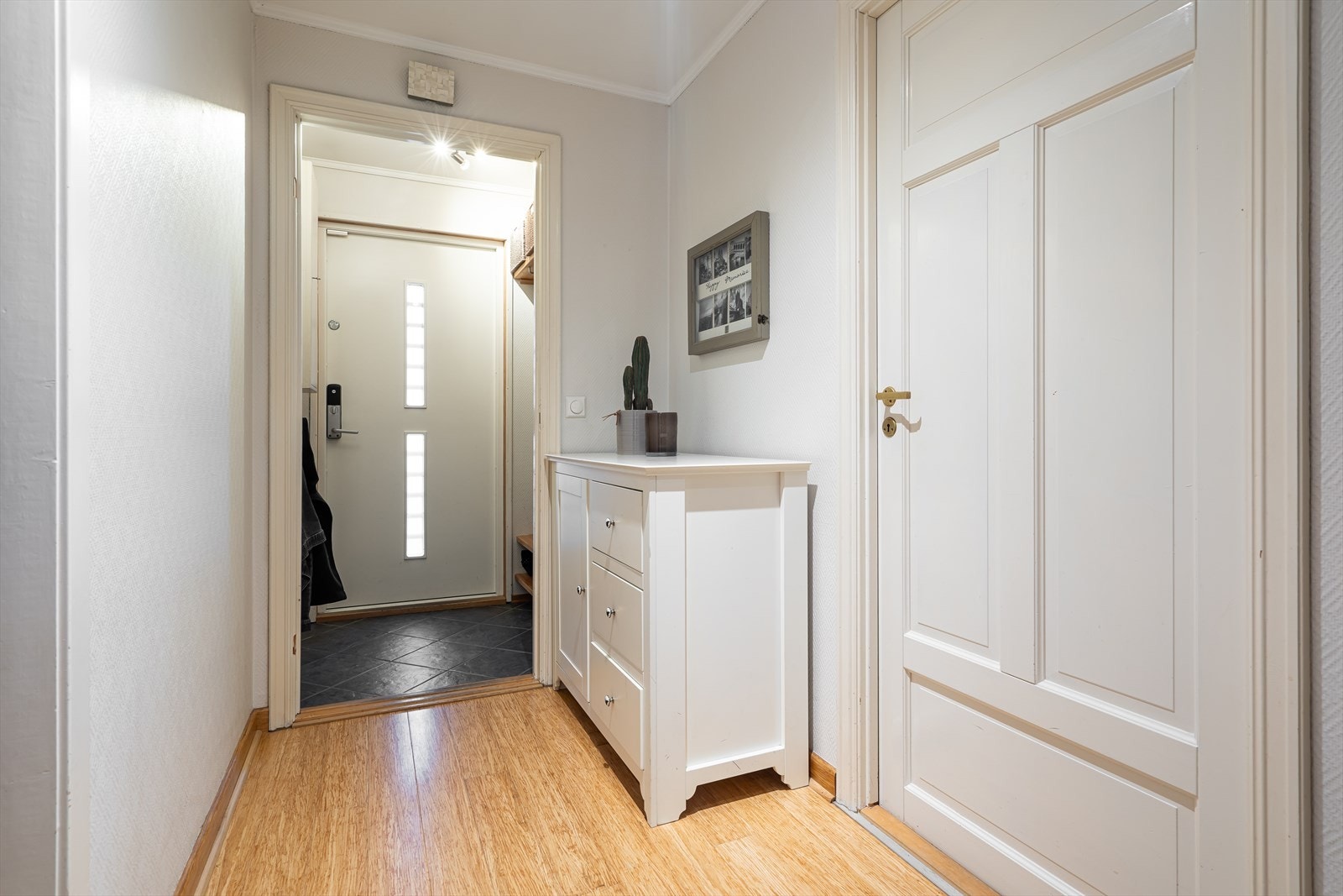 Fra inngangen trer du inn i en praktisk gang der du har plass til en kommode eller garderobeskap. Galleribilde