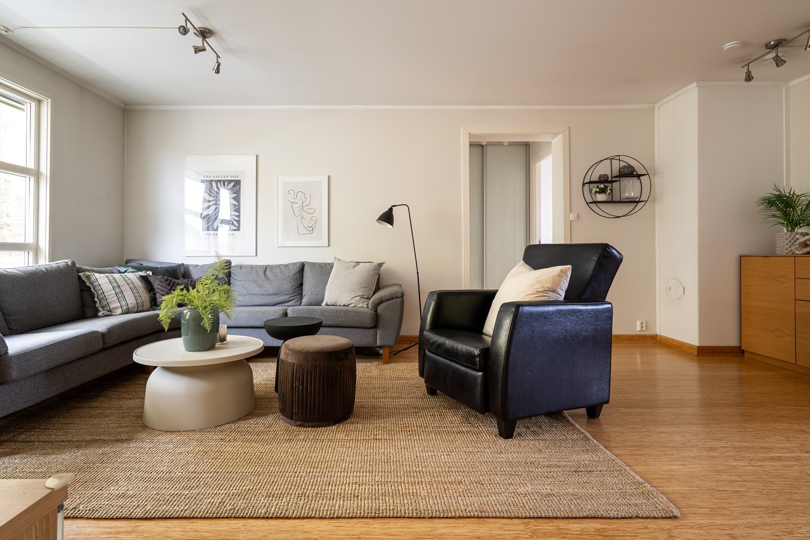 Leilighet har et romslig og åpent oppholdsrom med en gjennomtenkt utforming som gjør den svært lettvint å møblere. Galleribilde