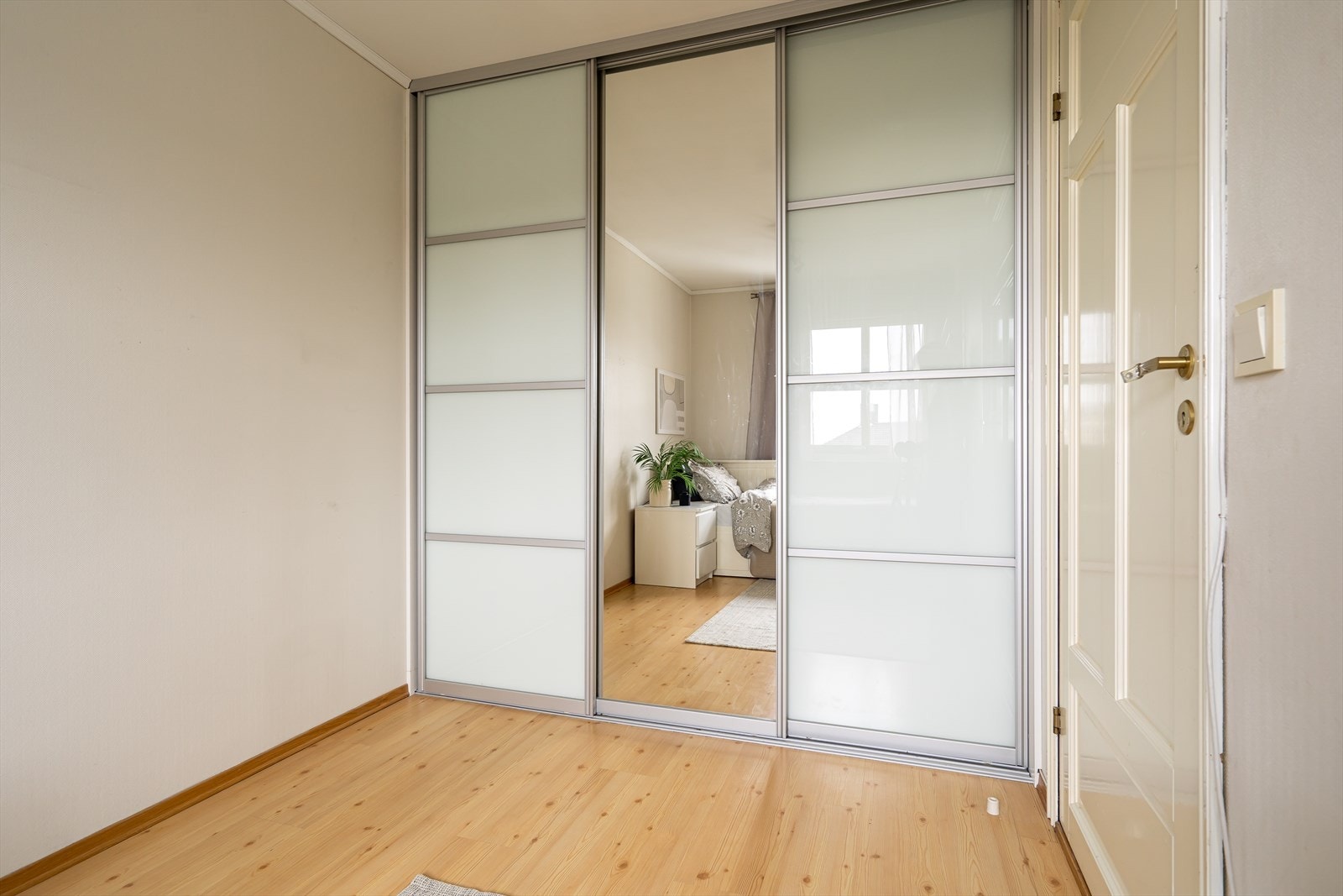 Alle soverom har godt med lagringsplass i skap. Galleribilde