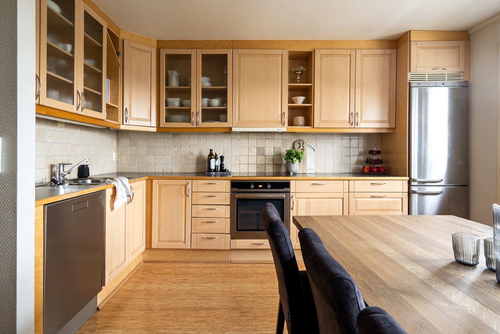 Kjøkkenet har godt med benke- og skapplass, som gir gode arbeidsmuligheter og praktisk oppbevaring. Galleribilde