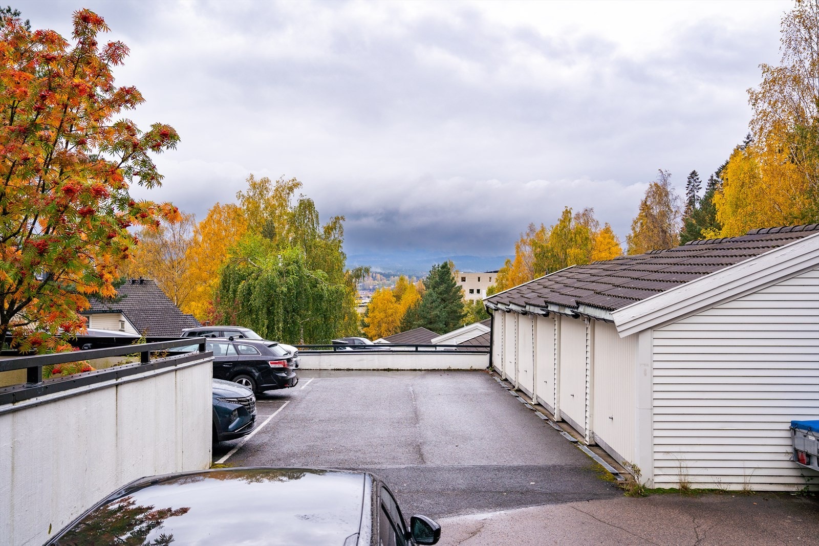 Borettslaget har parkeringsplasser både ute og i garasje til utleie for andelseierne. Galleribilde