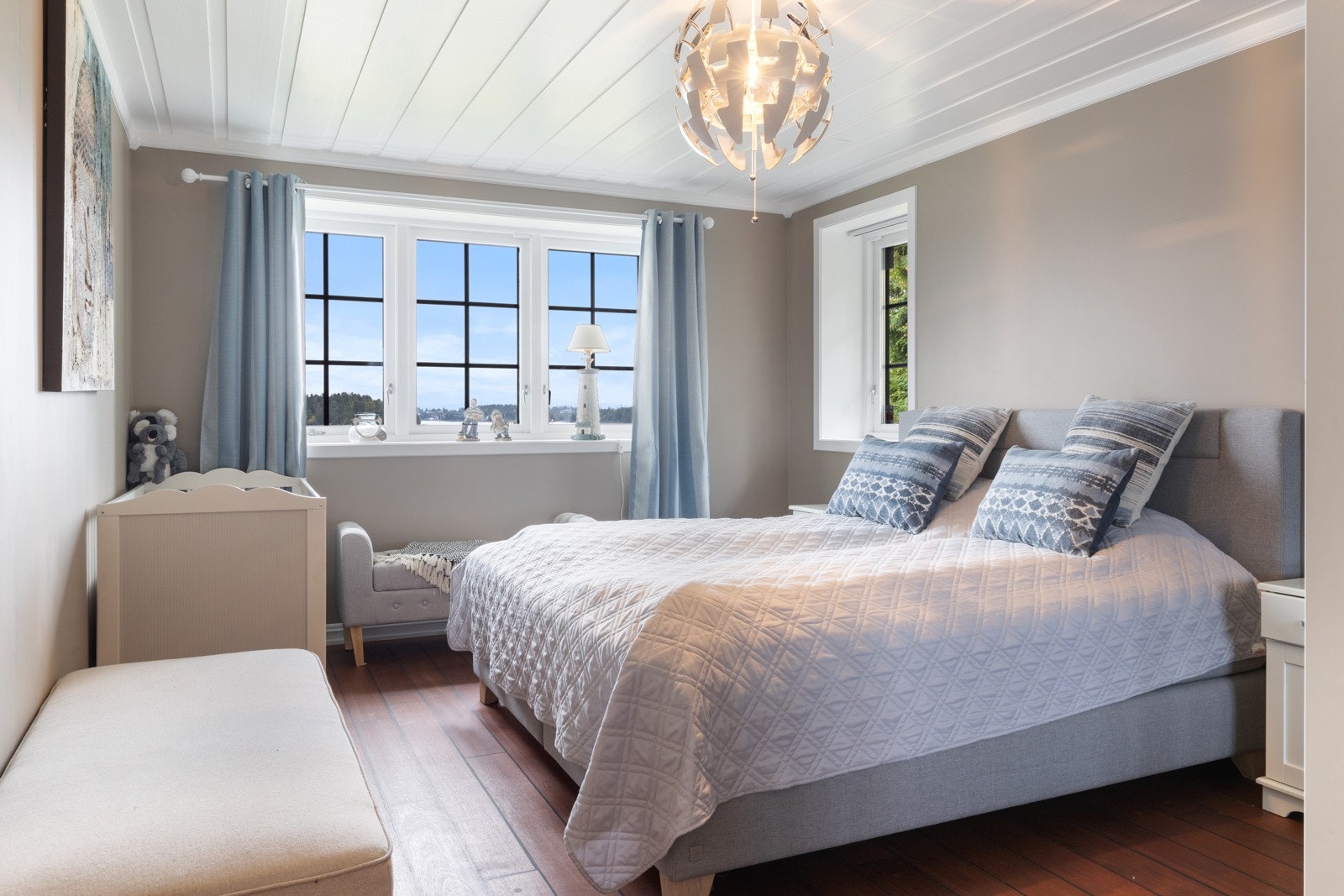 Soverom 2. Ny skyvedørsgarderobe med speilfronter. Galleribilde