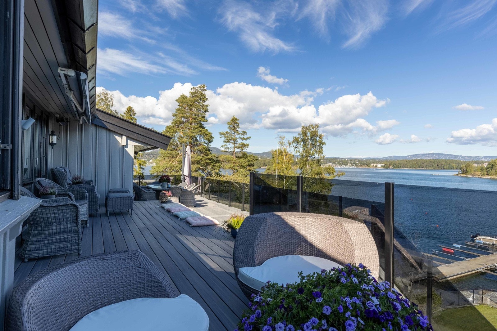 Stor terrasse med utgang fra kjøkken og spisestuen med god plass til flere sittegrupper. Utsikt til Sandvika, Kalvøya, Snarøya, Borøya og Holmenkollen. Galleribilde