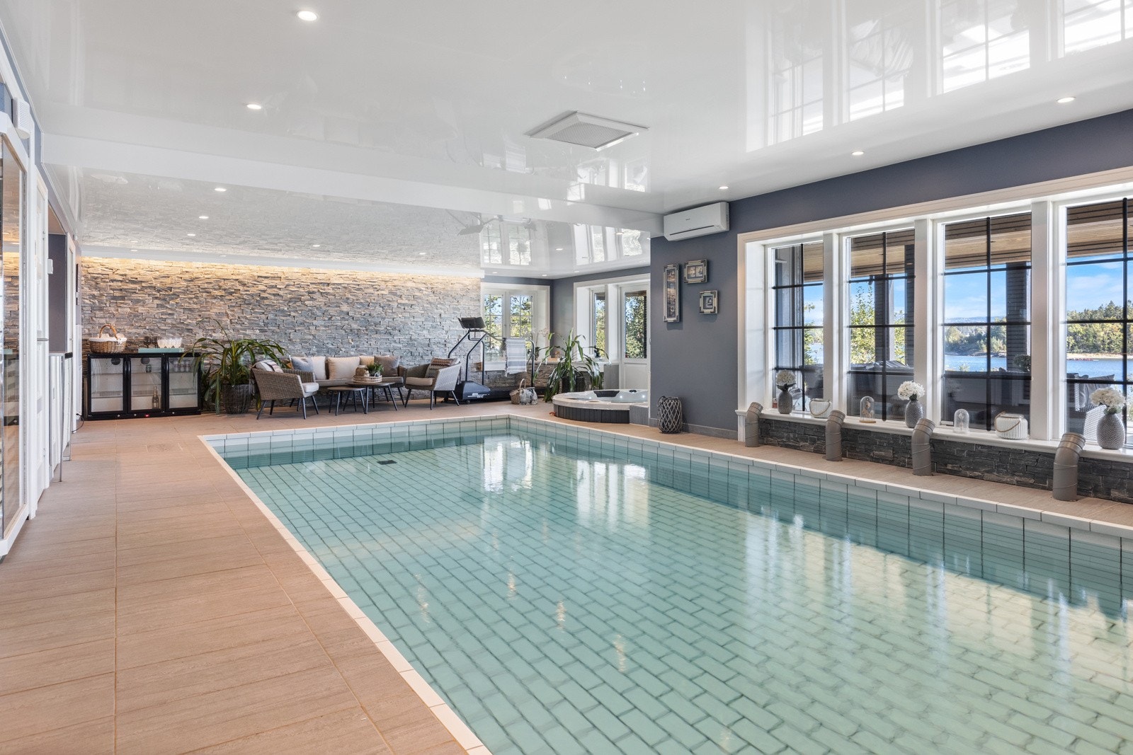 Bassengrom/spaavdeling med utgang til overbygget platting. Galleribilde