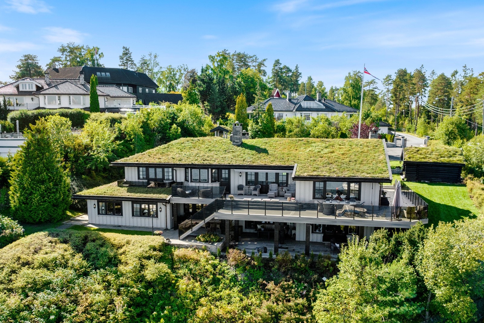 Boligen ligger på en høyde med gode solforhold og fantastisk utsikt til fjorden fra de fleste oppholdsrom. Galleribilde