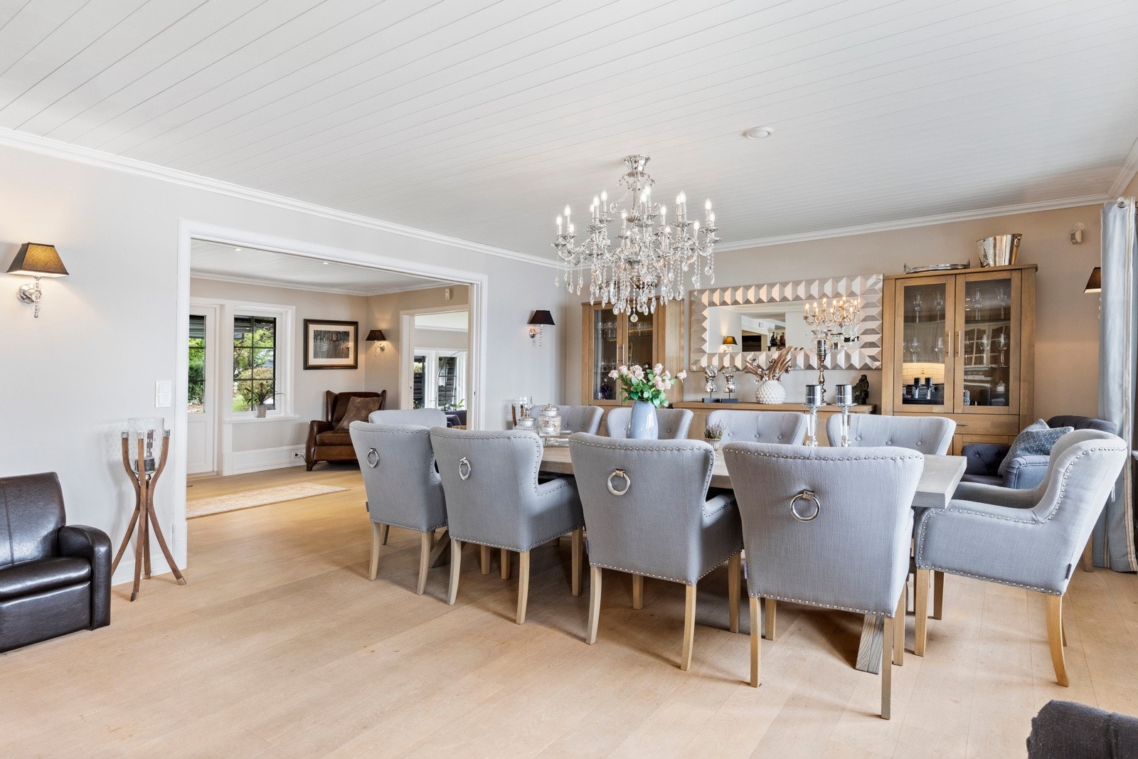 Spisestue i tilknytning til kjøkkenet med utgang til terrassen. Galleribilde