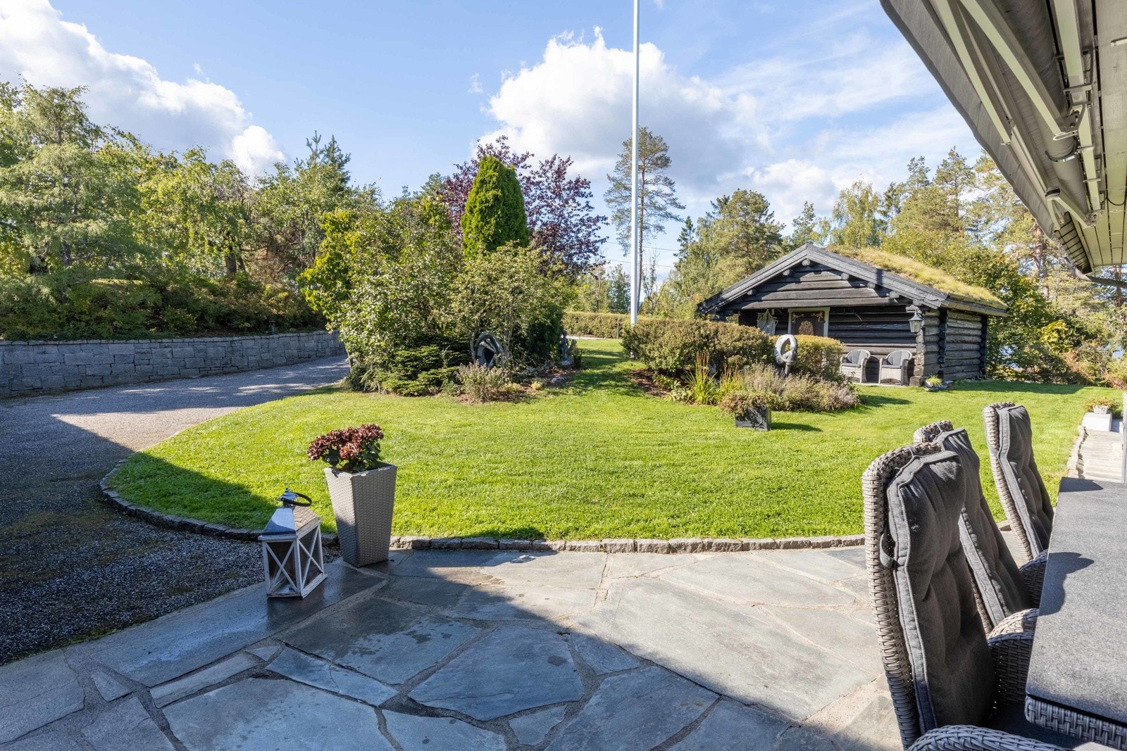 Her sitter man usjenert. Galleribilde