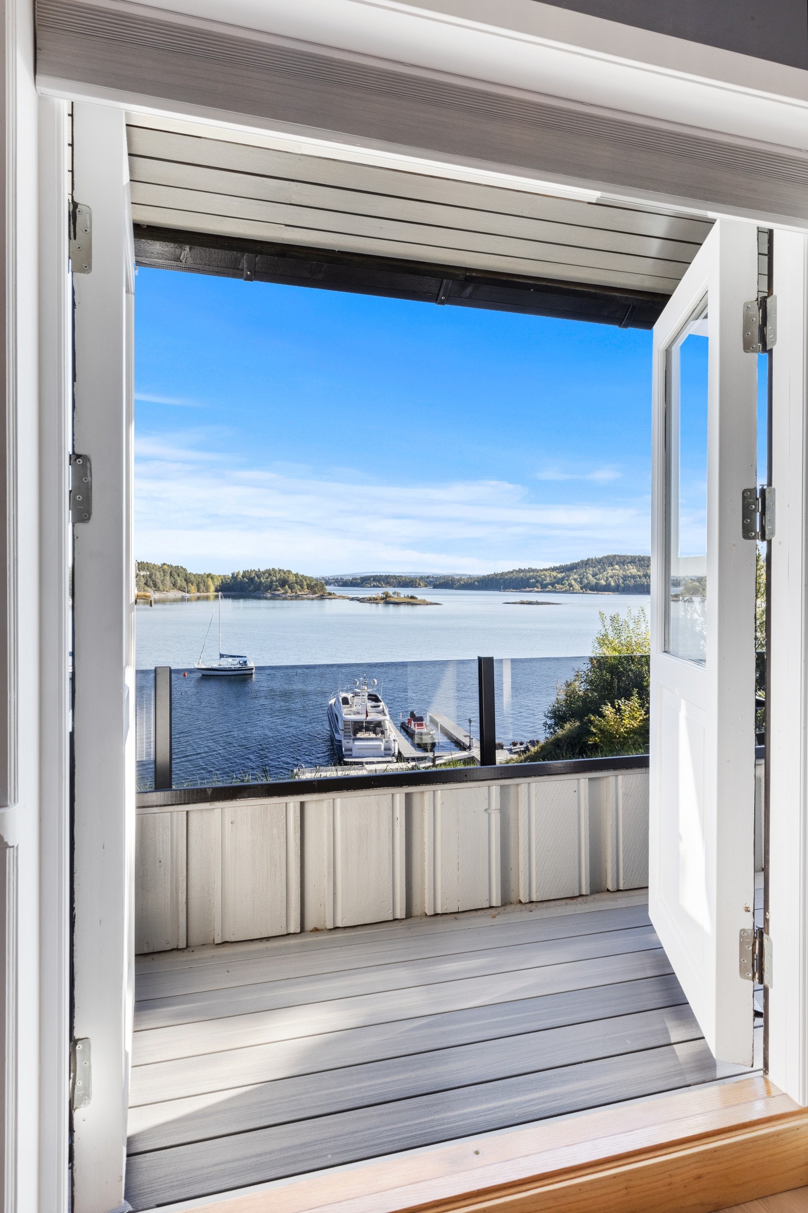 Utgang til terrassen via doble dører fra hovedsoverommet. Galleribilde