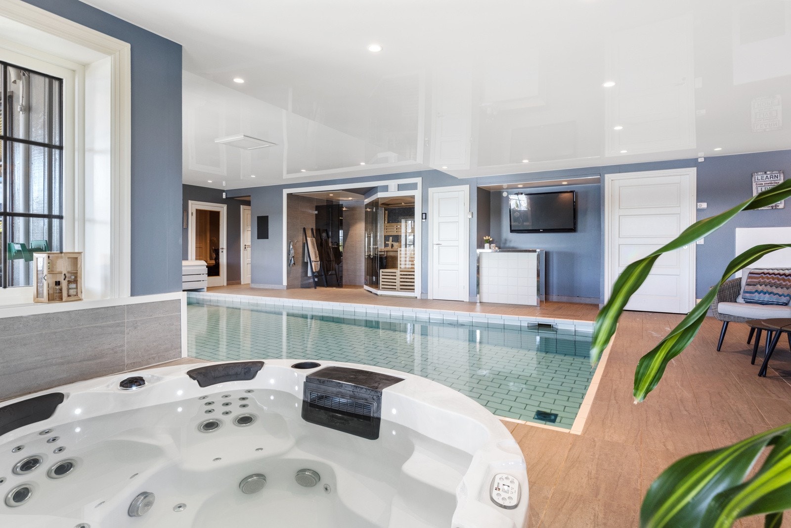 Stor, kraftig jacuzzi med 62 dyser og 4 motorer. Tv med elektrisk svingbar for tilpasning om du er i basseng eller på tredemølla. Galleribilde