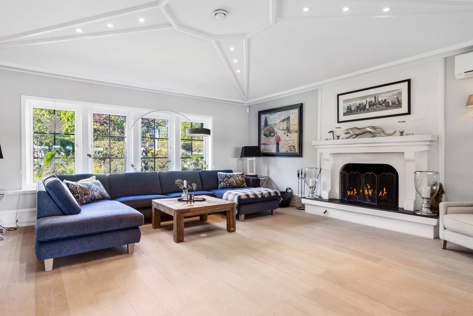 Peisstue med dekorativ belysning og stjerneformet tak. Galleribilde