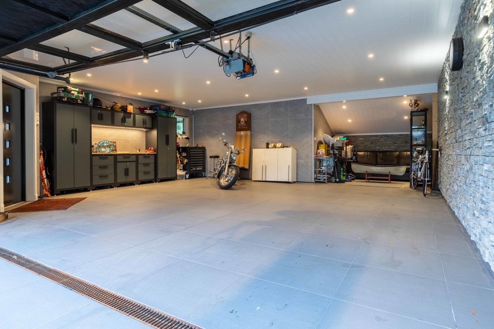 Romslig garasje med våtromsplater på vegg, downligts mm. Galleribilde