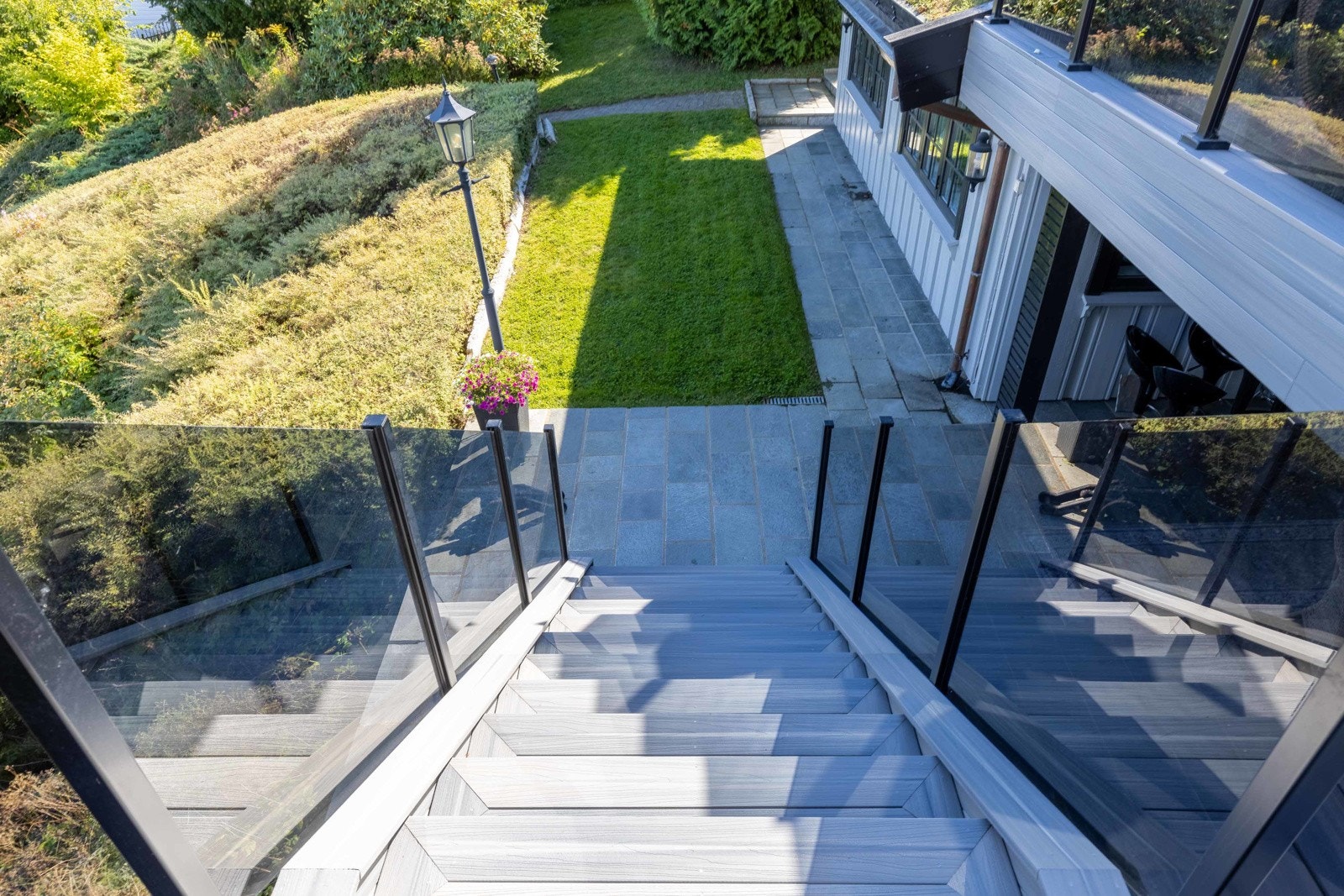 Trapp ned til hagen og platting på nedsiden av terrassen. Galleribilde
