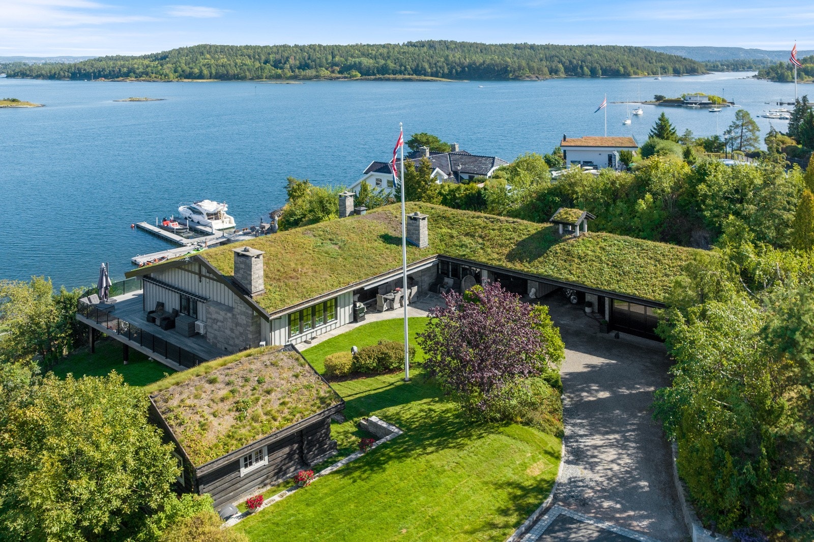 Terrassen er koblet sammen med utearealene på øversiden av huset. (Ny brostein og asfalt på indre delen av gårdsplassen etter bilde er tatt) Galleribilde