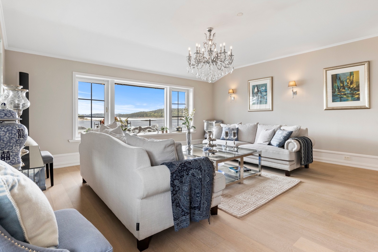 Flott utsikt til fjorden fra stuen. Galleribilde