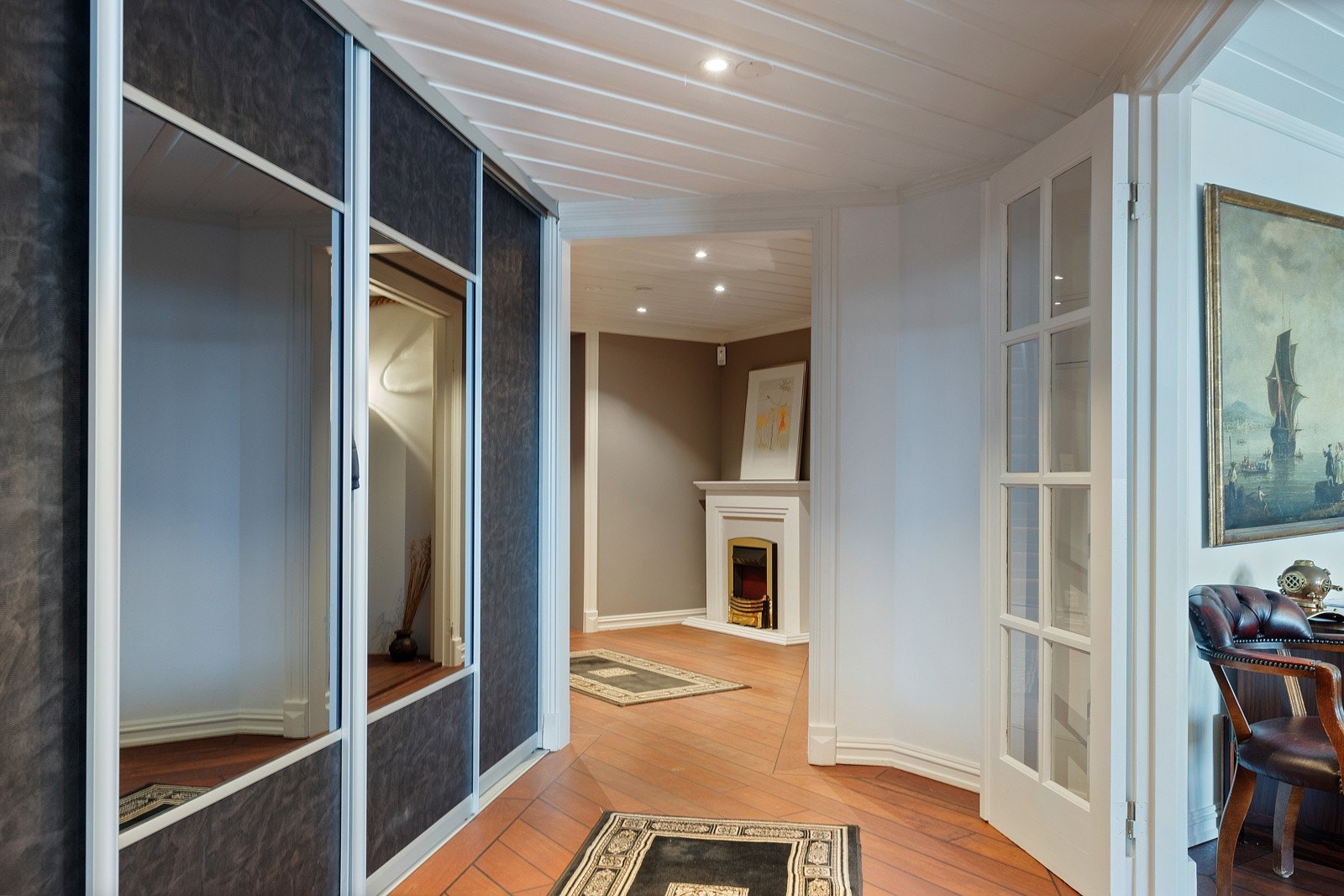 Romslig garderobe i gang i underetasjen. Galleribilde