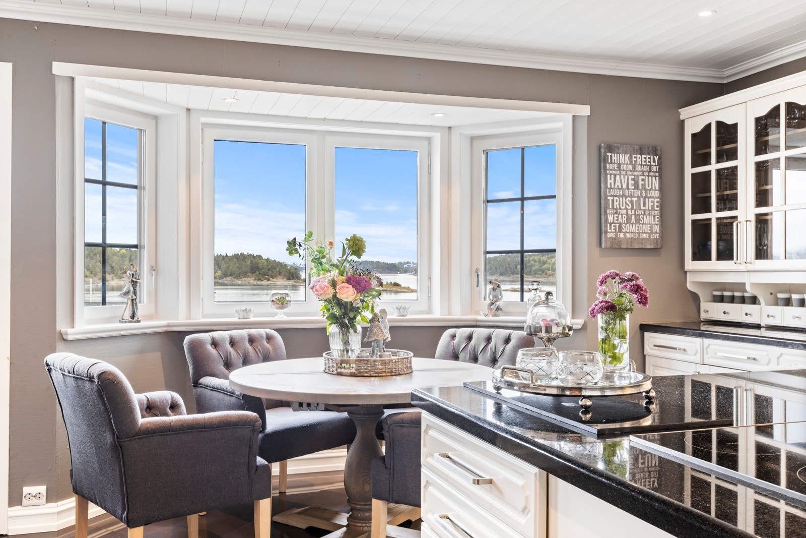 Plass til spisebord ved kjøkkenet, her kan du se båtene skli forbi mens du forbereder middagen. Galleribilde