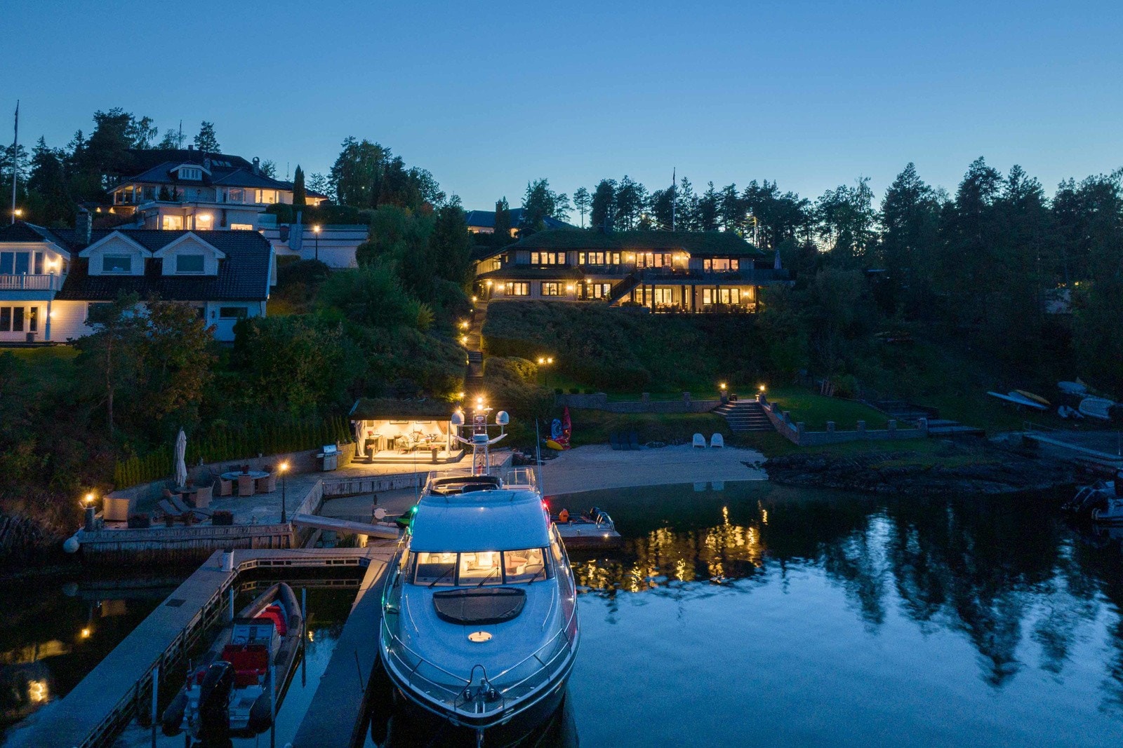 Dypvannsbrygge og båthus nede ved sjøen. Galleribilde