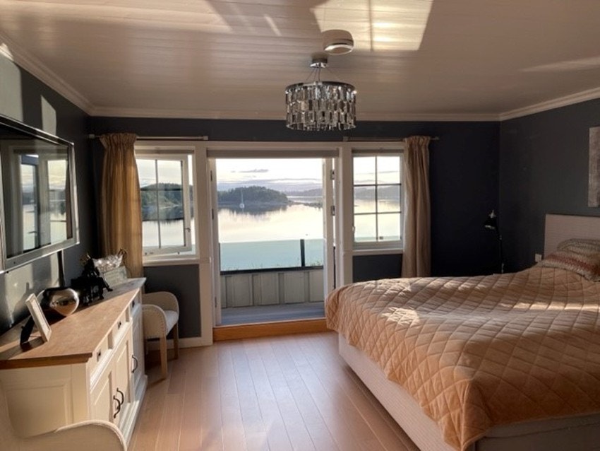 Utgang til terrassen med vidstrakt utsyn til Holmenkollen fra senga. Galleribilde