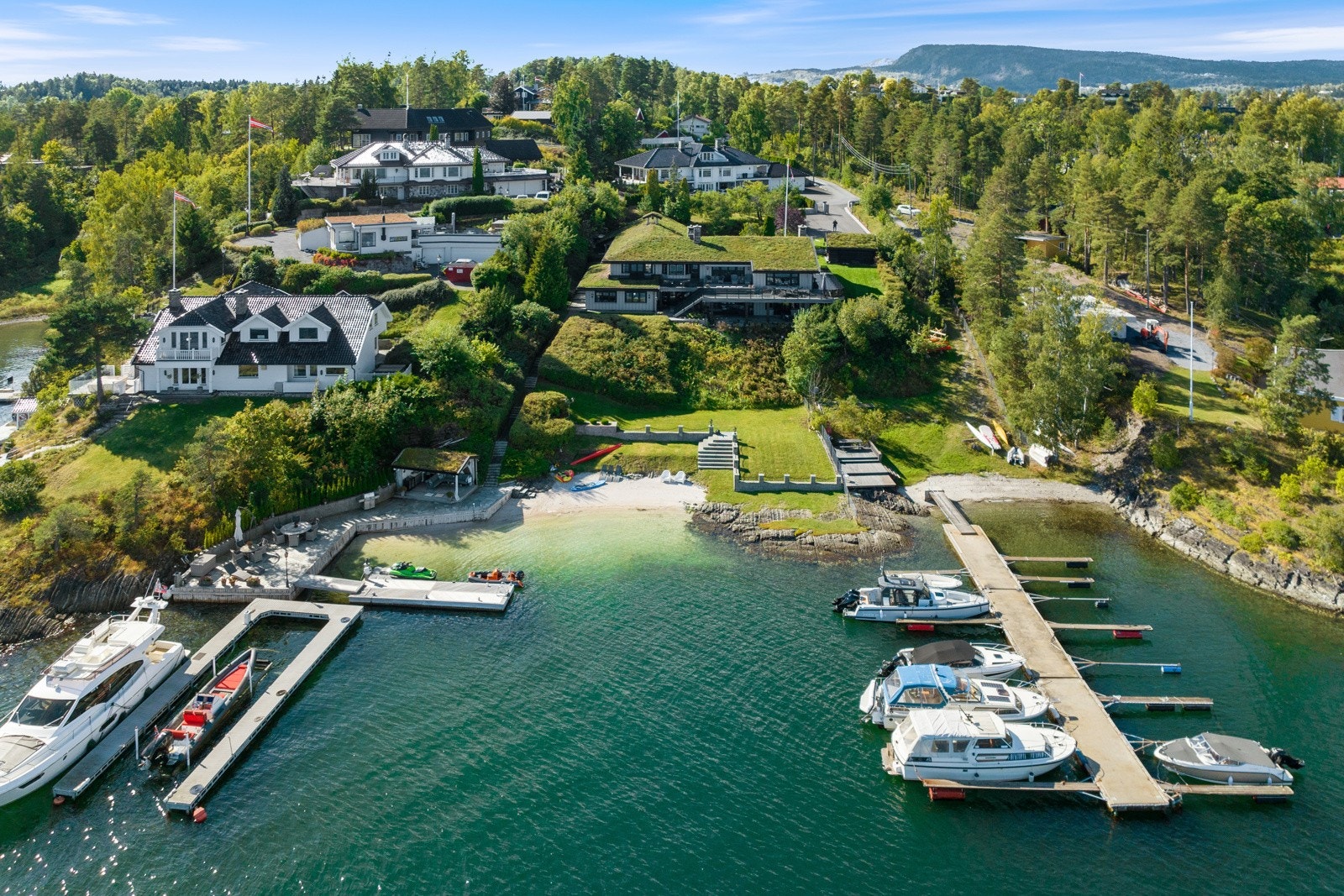 Fantastisk strandeiendom med ca. 60m strandlinjse, dypvannsbrygge, badebasseng og lun og skjermet beliggenet. Galleribilde