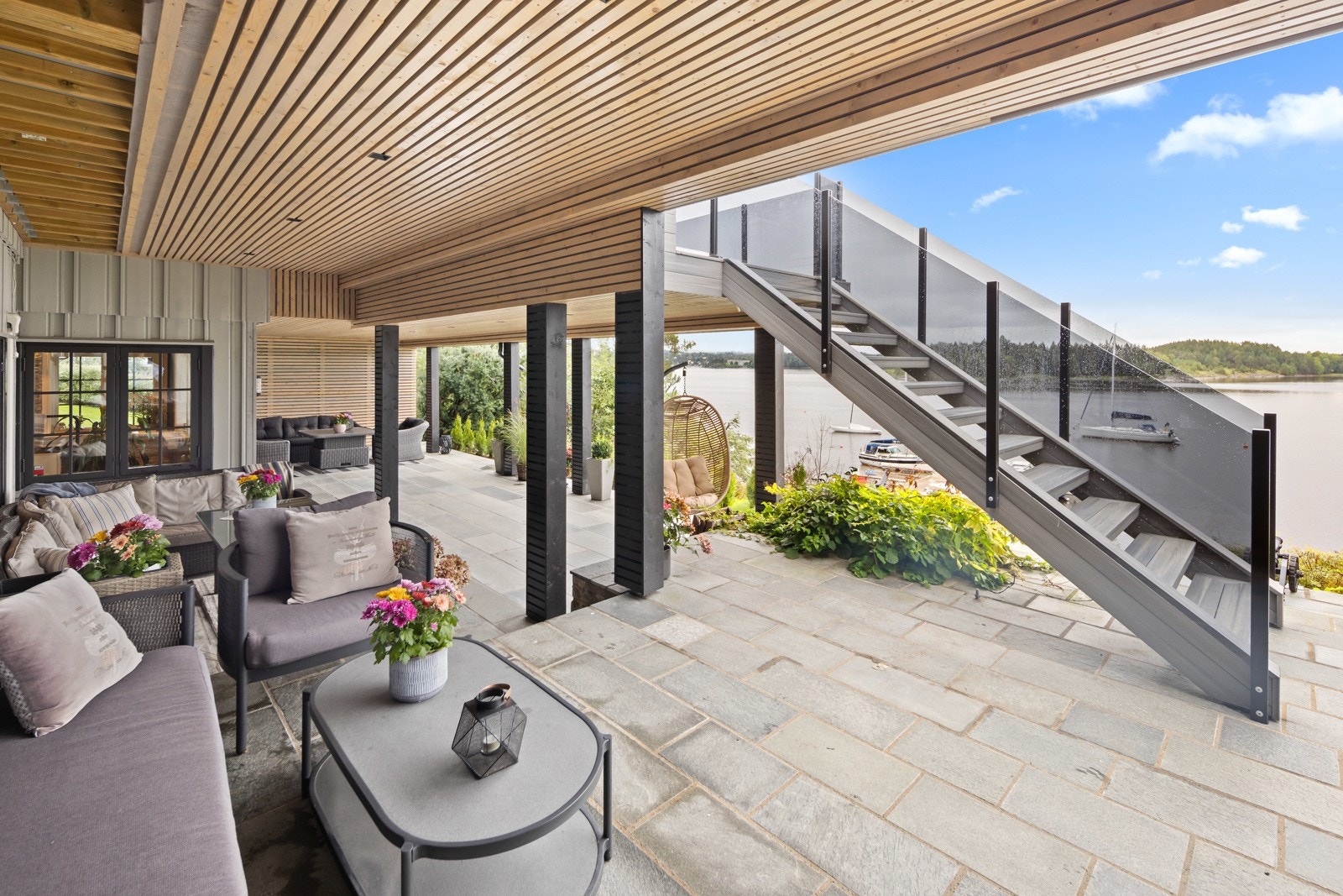 Ca. 100 kvm overbygget uteplass med utgang fra svømmebassenget. Galleribilde