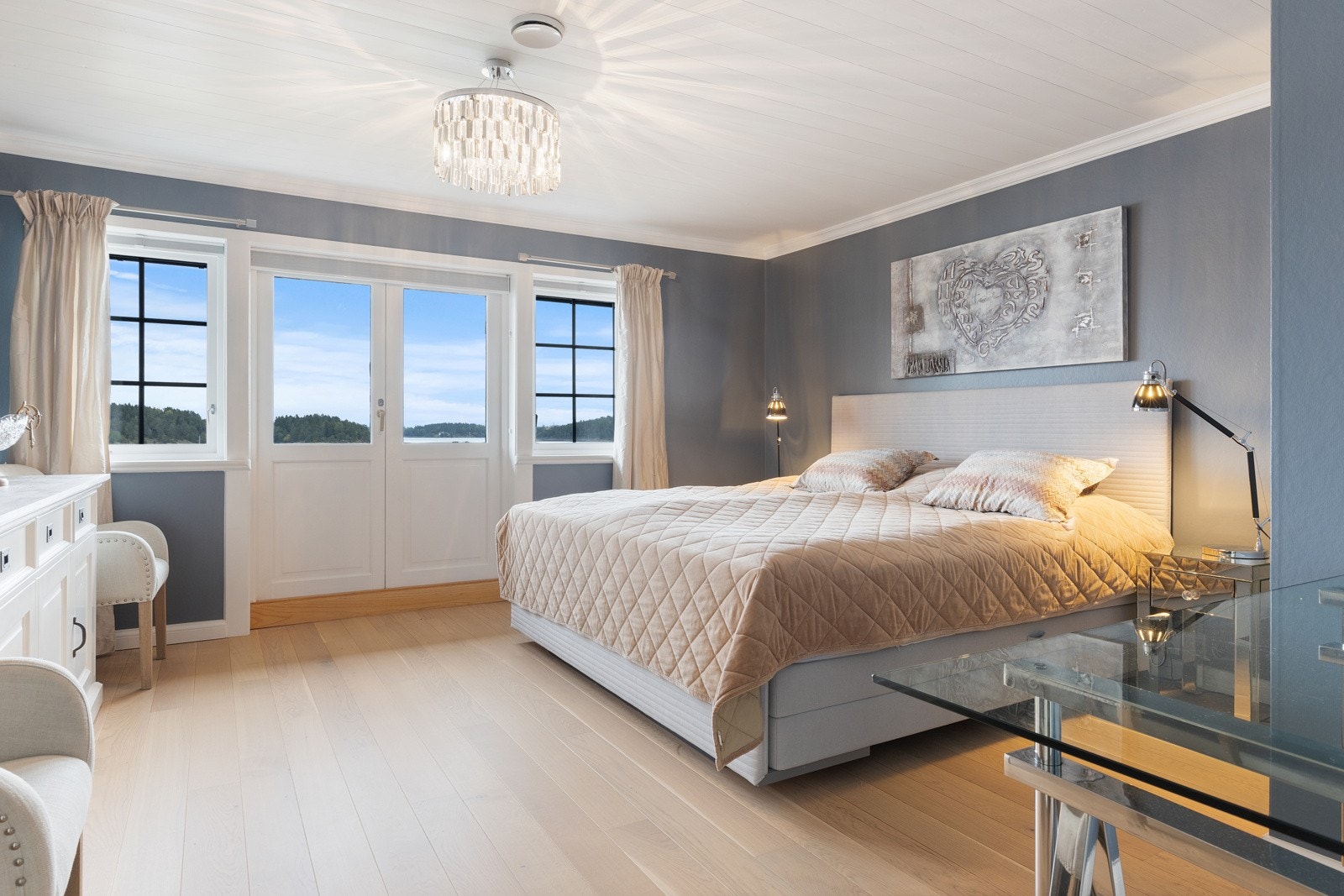 Boligen har tilsammen fem soverom, hvorav et ligger i første etasje og fire ligger i underetasjen. Galleribilde