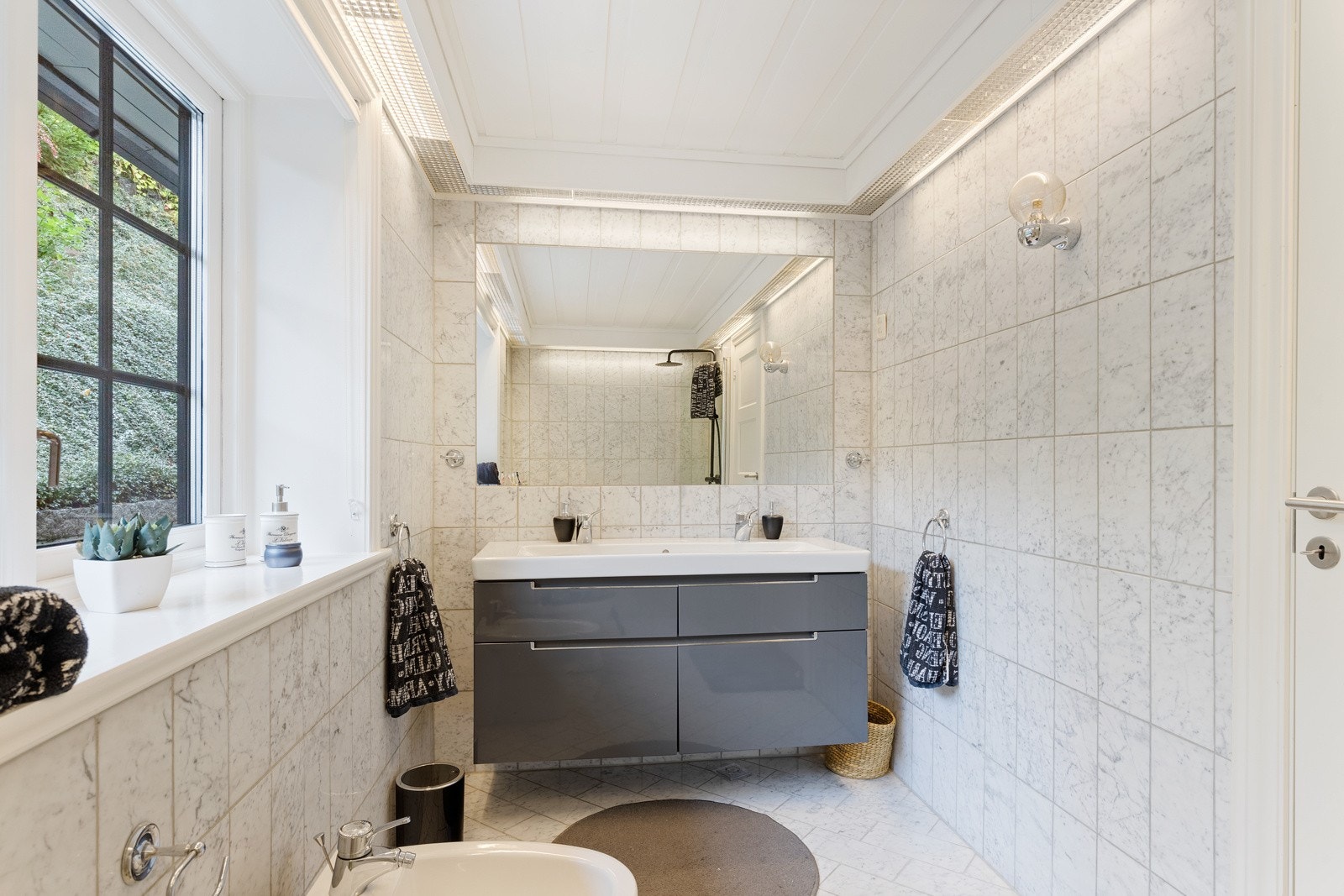 Delikat, flislagt baderom i underetasjen. Galleribilde