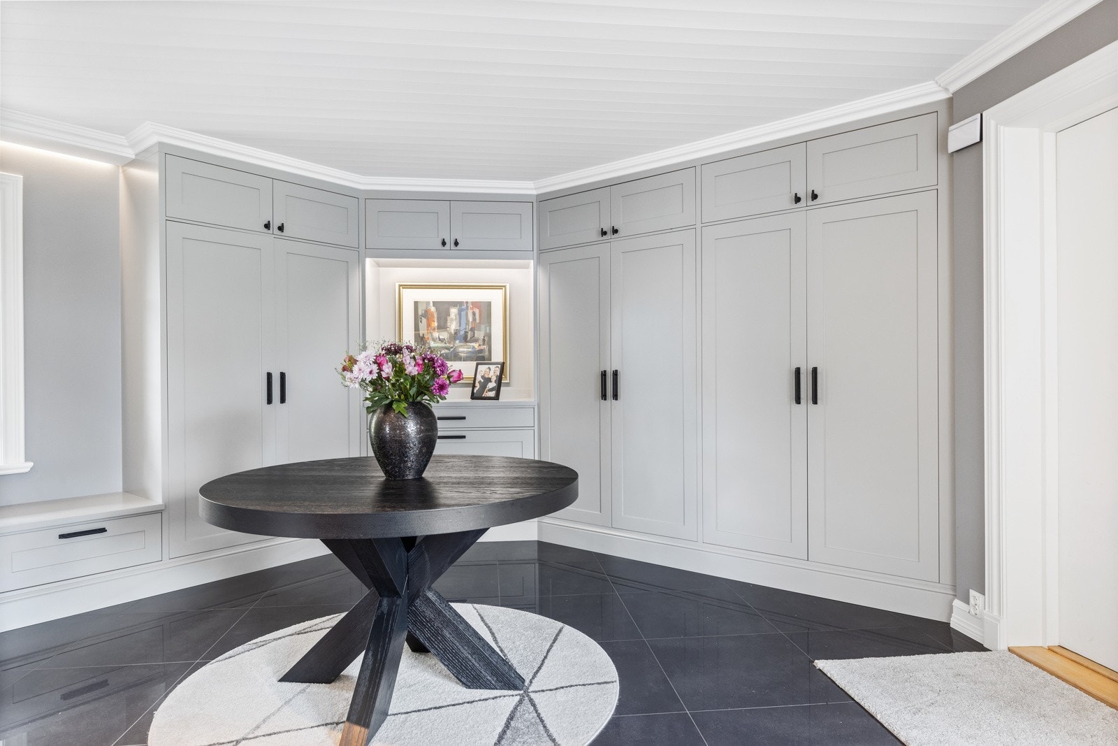 Entré med god oppbevaringsplass i plassbygd skapinnredning. Galleribilde