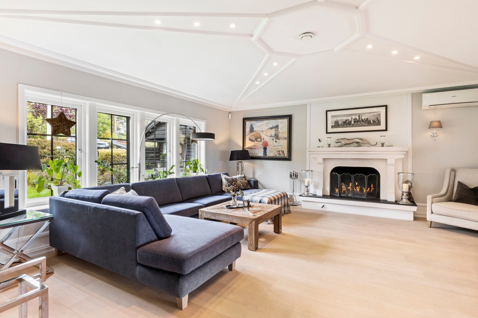 Hyggelig åpen peis som gir en lun og god atmosfære på kalde vinterdager. Galleribilde