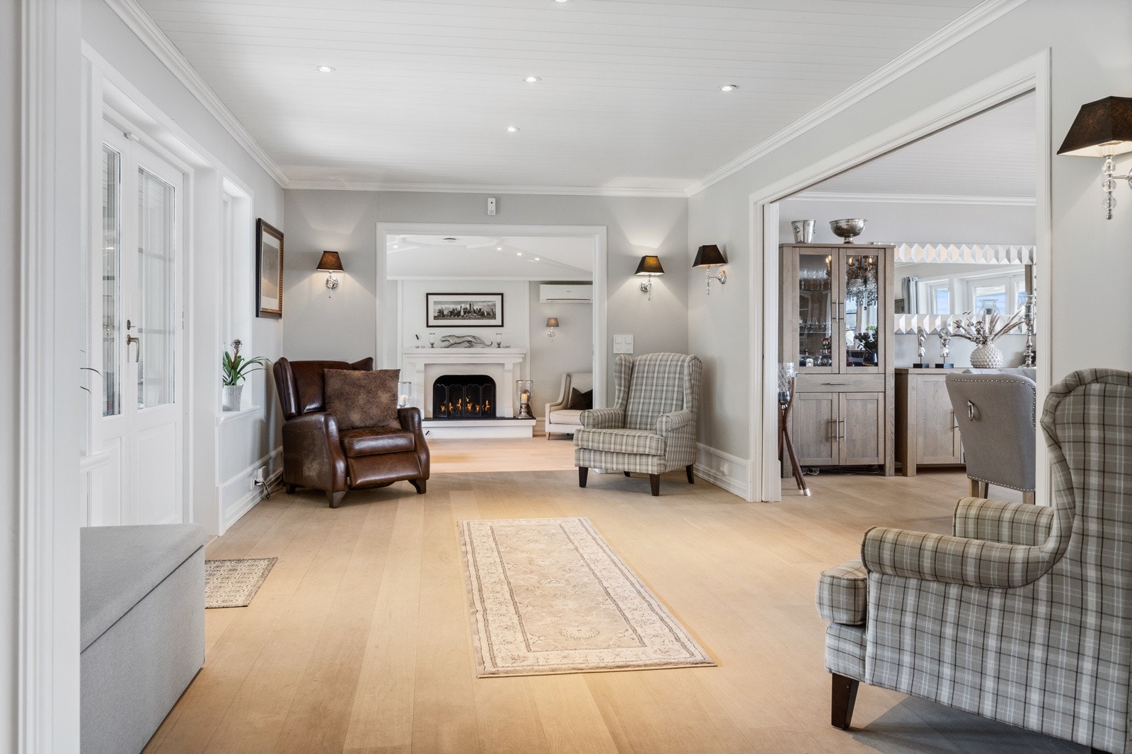 Skyvedører i begge de store døråpningene, kan trekkes for for å skille de forskjellige avdelingene. Galleribilde