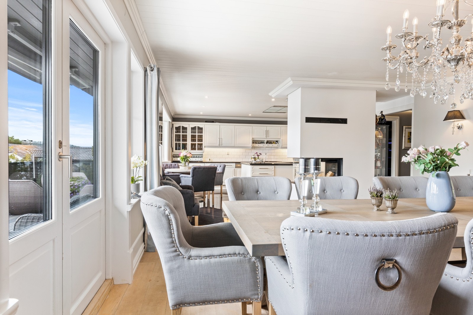 Åpen løsning mellom spisestue og kjøkken gir en luftig og sosial atmosfære. Galleribilde