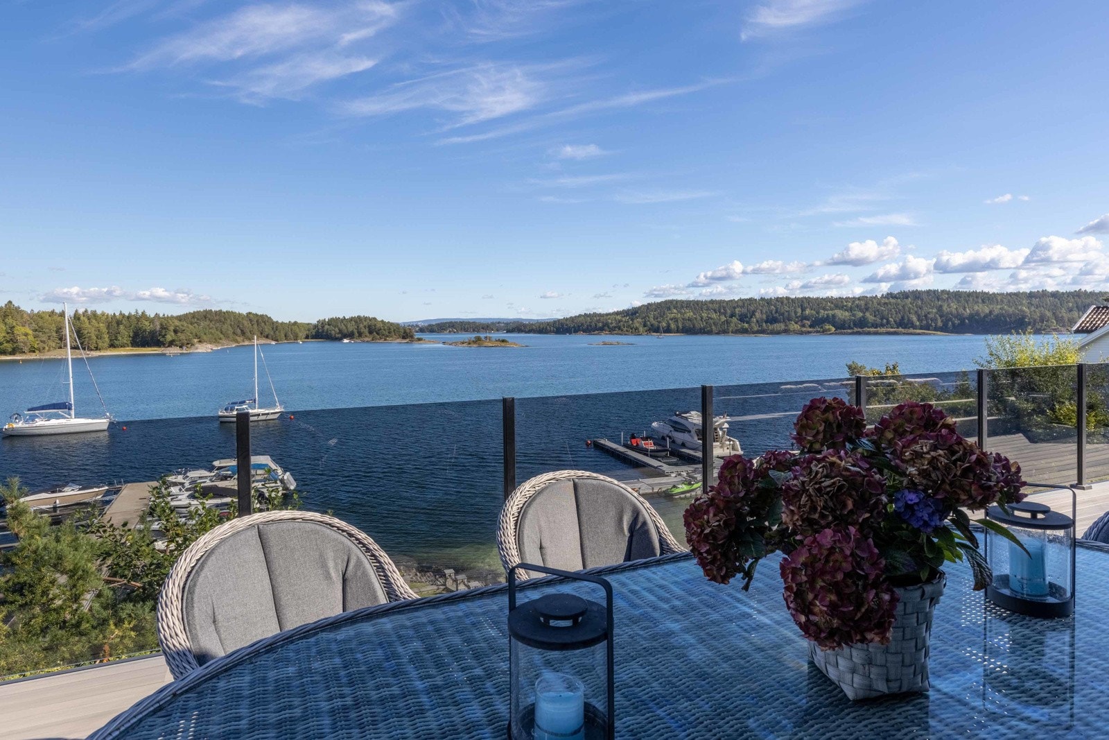 Her har man panoramautsikt over fjorden med Snarøya, Ostøya kjeholmen med fler. Galleribilde