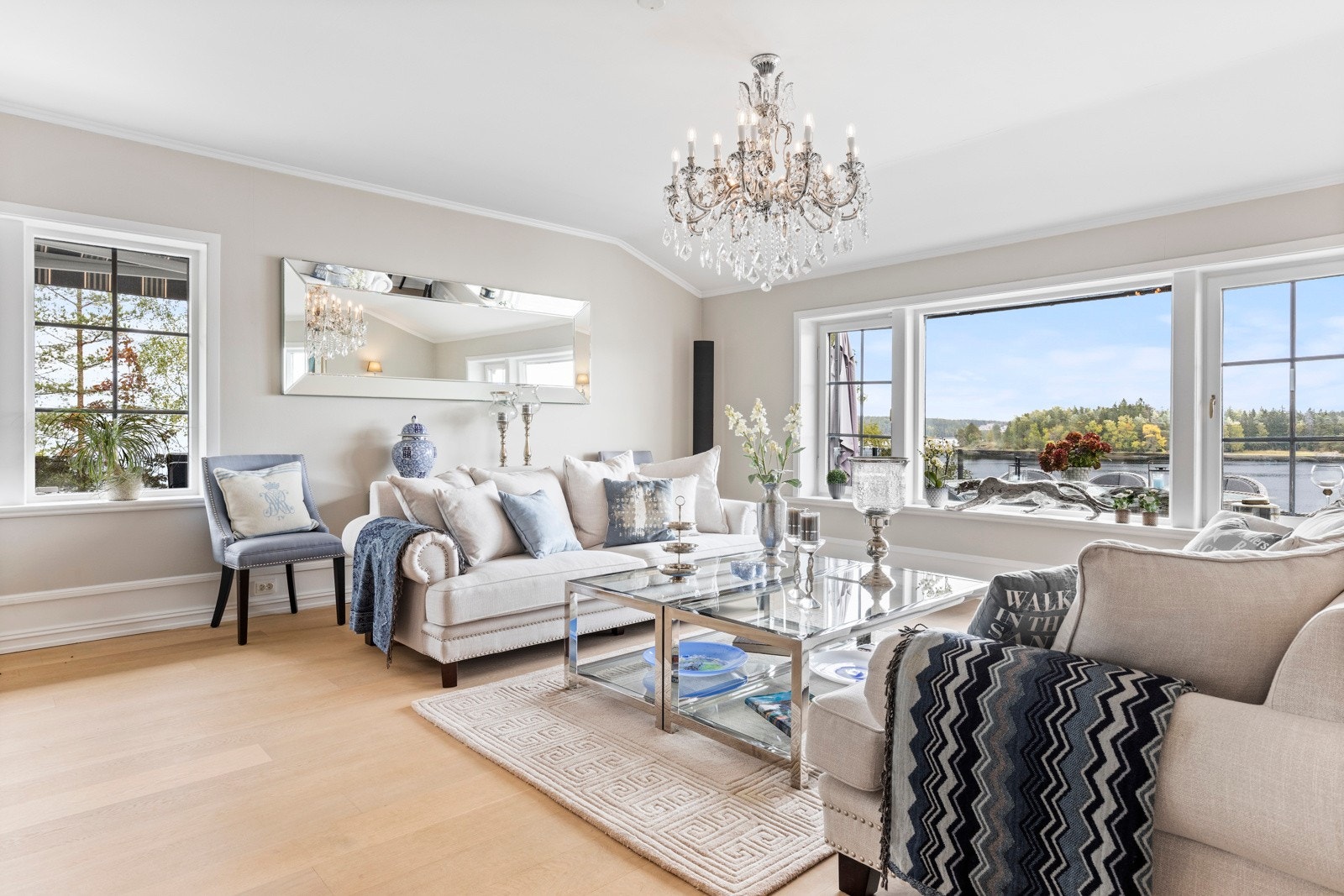 To stuer i første etasje gir rom for ulike sosiale soner samt god plass til flere sittegrupper. Galleribilde