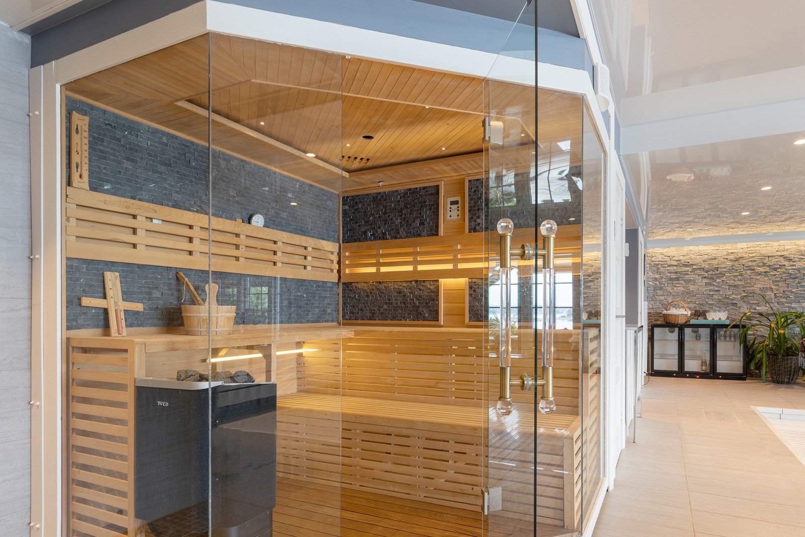 Stor badstue med glass og utsyn til basseng og sjøen. Galleribilde