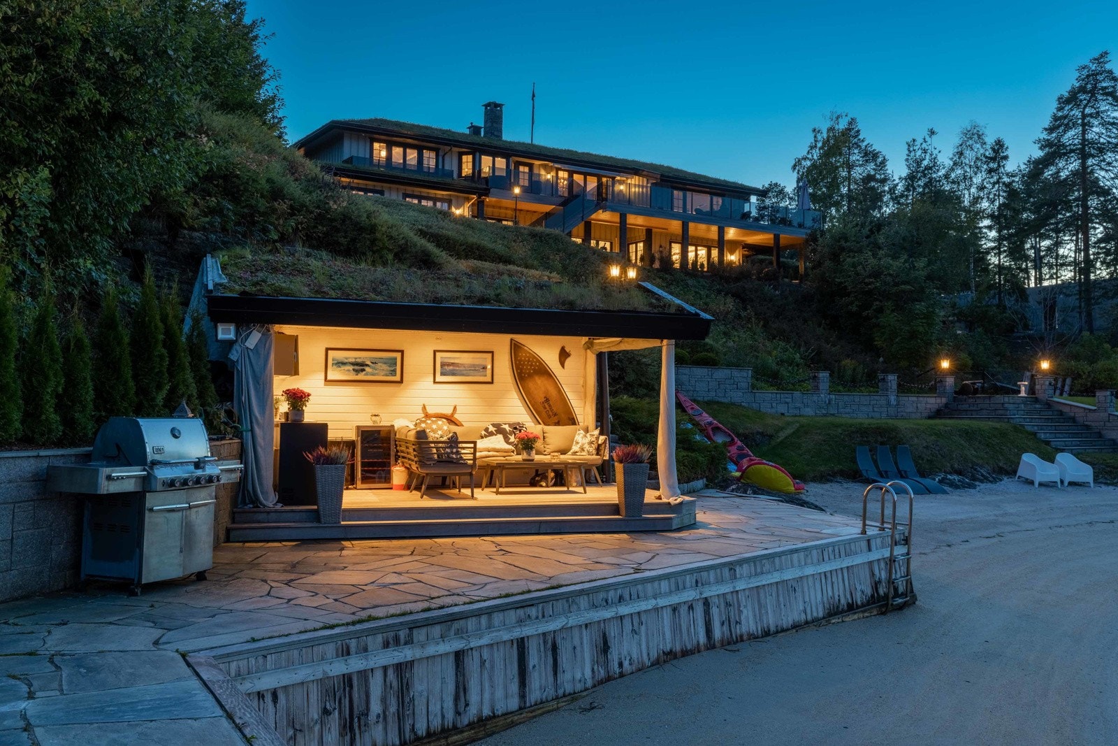 ca. 100 kvm skiferbelagt platting med vann og strøm. Idyllisk sandstrand som gir et godt utgangspunkt for aktiviteter som kajak, SUP mm. Galleribilde