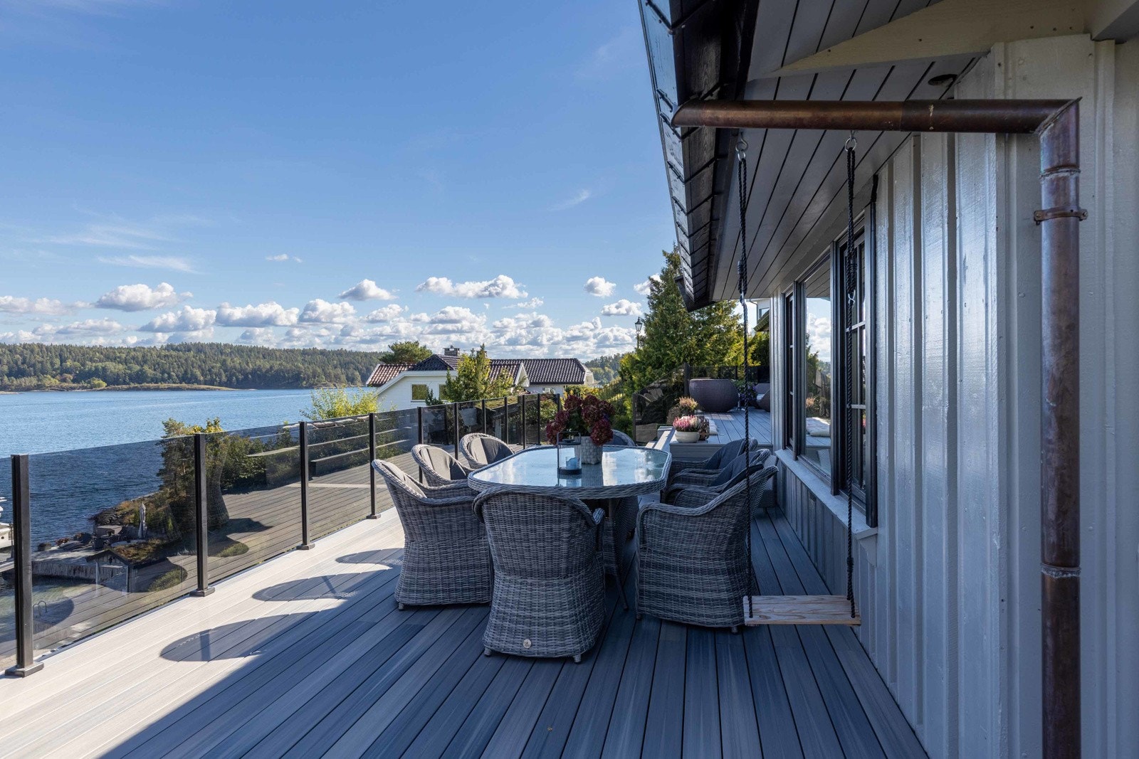 Mange hyggelige uteplasser rundt boligen og nede ved sjøen. Galleribilde