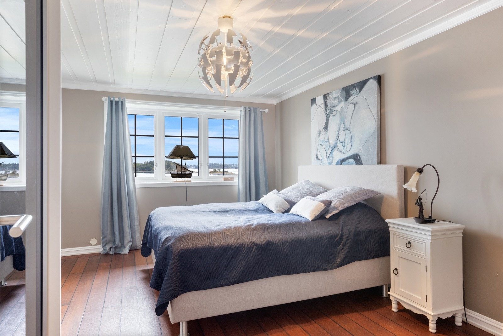 Soverom 3. Ny skyvedørsgarderobe med speilfronter. Galleribilde