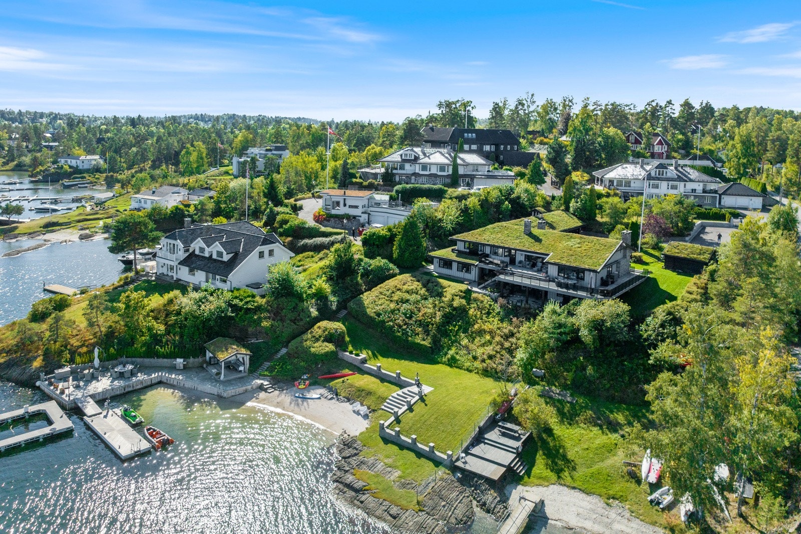 Velkommen til Østre vei 20! Fantastisk strandeiendom med ca. 60m strandlinje, dypvannsbrygge, badebasseng og lun og skjermet beliggenet. Galleribilde