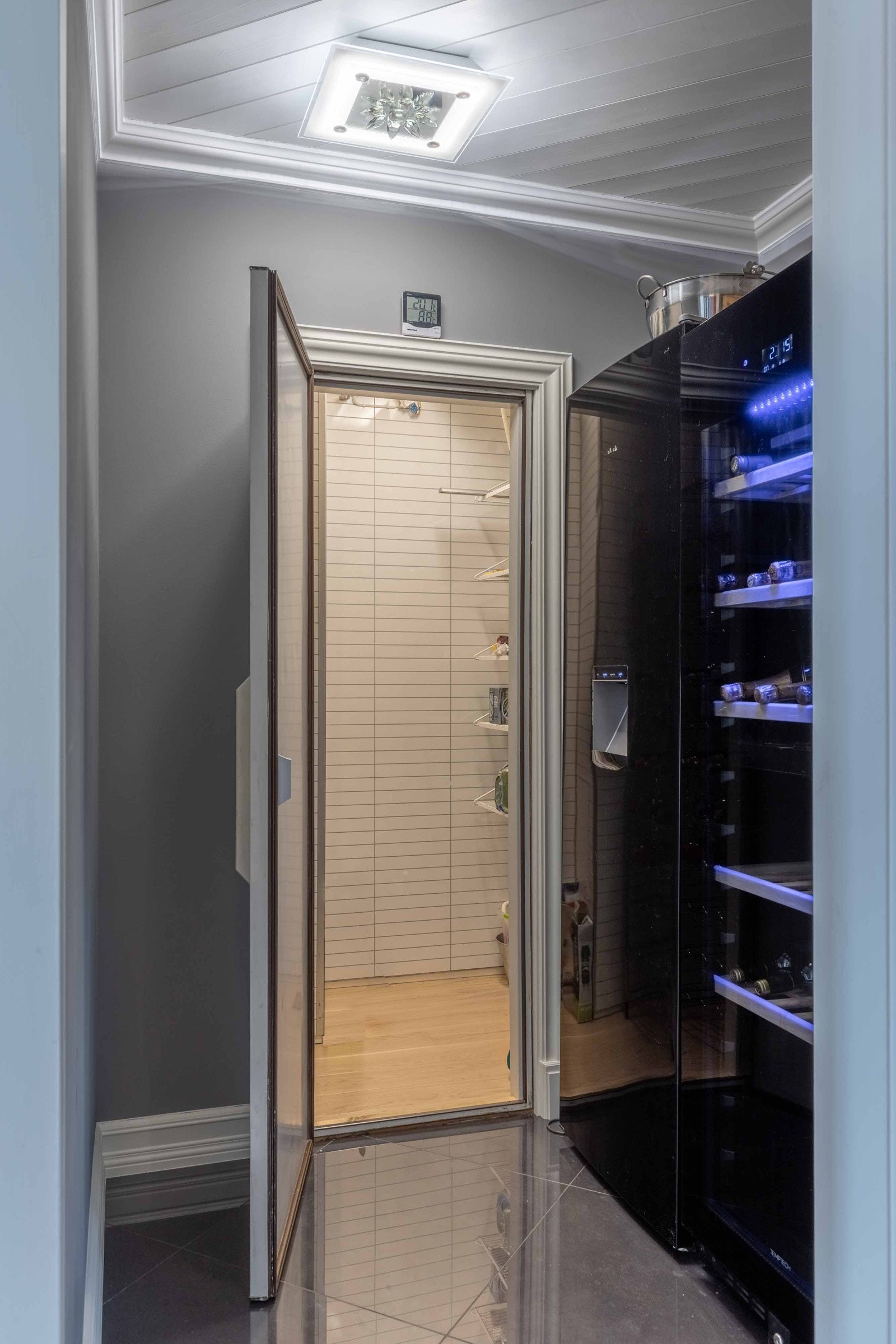 Kjølerom med vinskap og fryseskap. Galleribilde