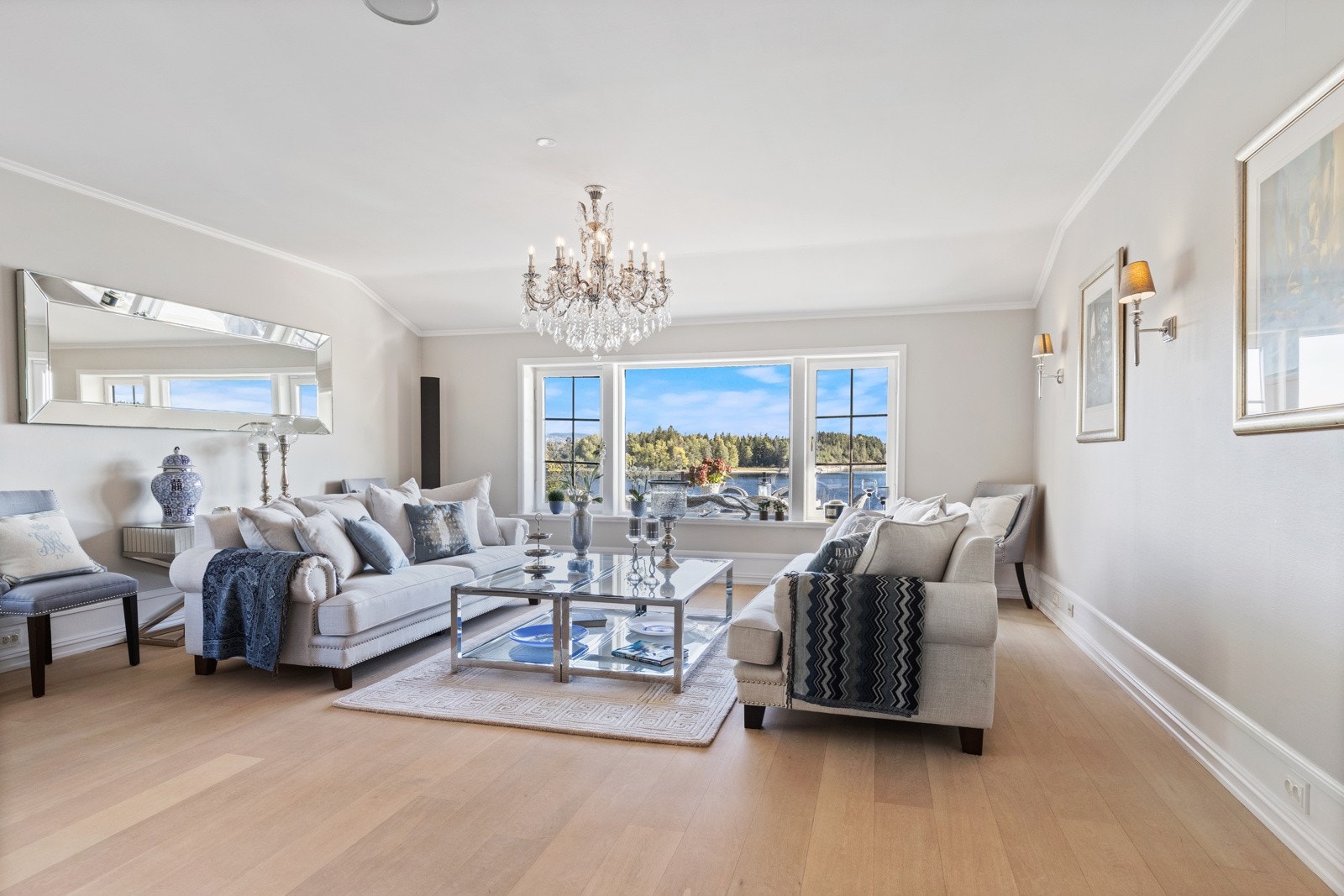 Lys og luftig stue med store vindusflater som slipper inn godt med naturlig lys. Galleribilde