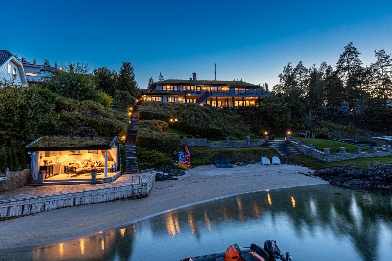 Idyllisk sandstrand som gir et godt utgangspunkt for aktiviteter som kajak, SUP mm. Galleribilde