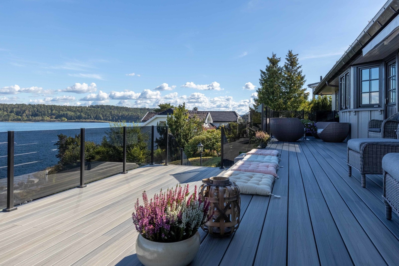 Glassrekkverk på hele terrassen. Galleribilde