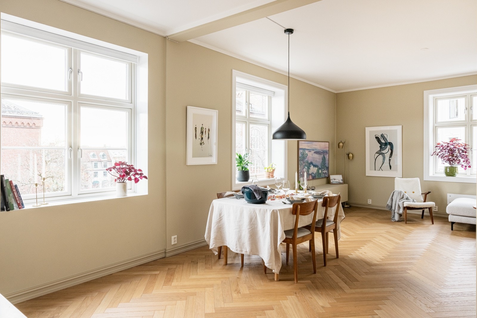 Fantastisk hjørnestue med syd- og vestvendte vinduer. Galleribilde