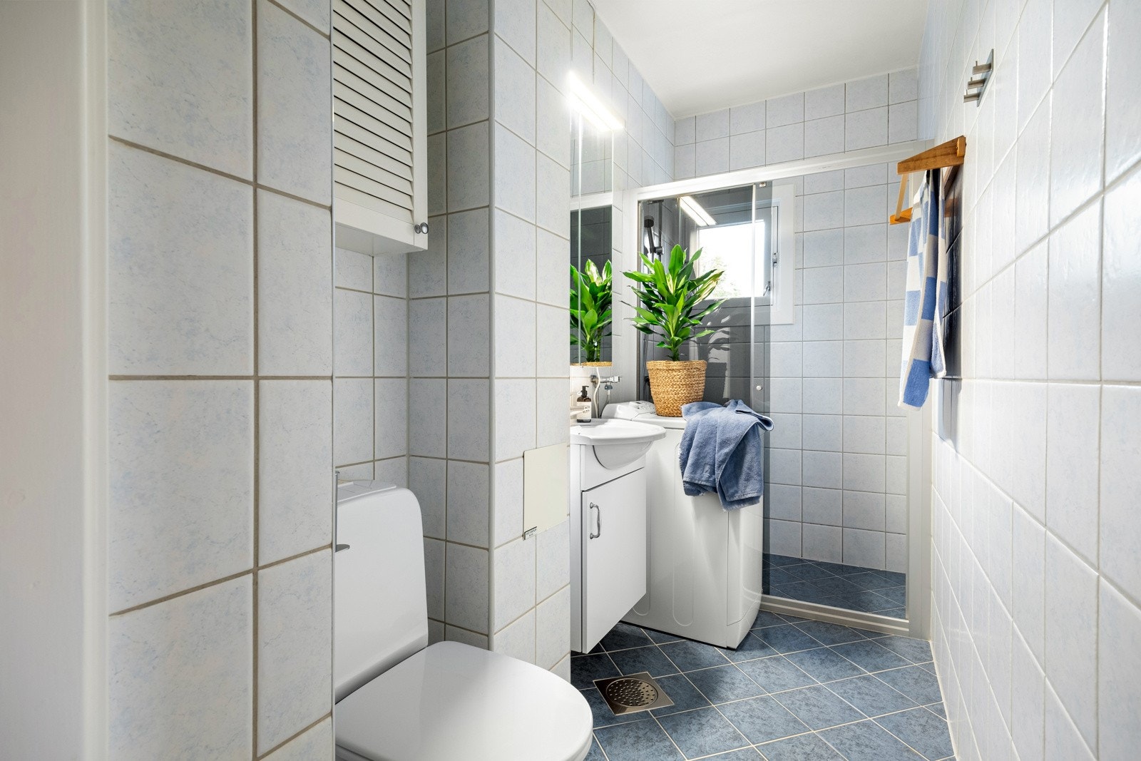 Badet ble pusset opp i 2004 i regi av borettslaget, og er innredet med dusj, servant, toalett og vaskemaskin. Her føles det lunt og godt med varmekabler på gulvet. Galleribilde