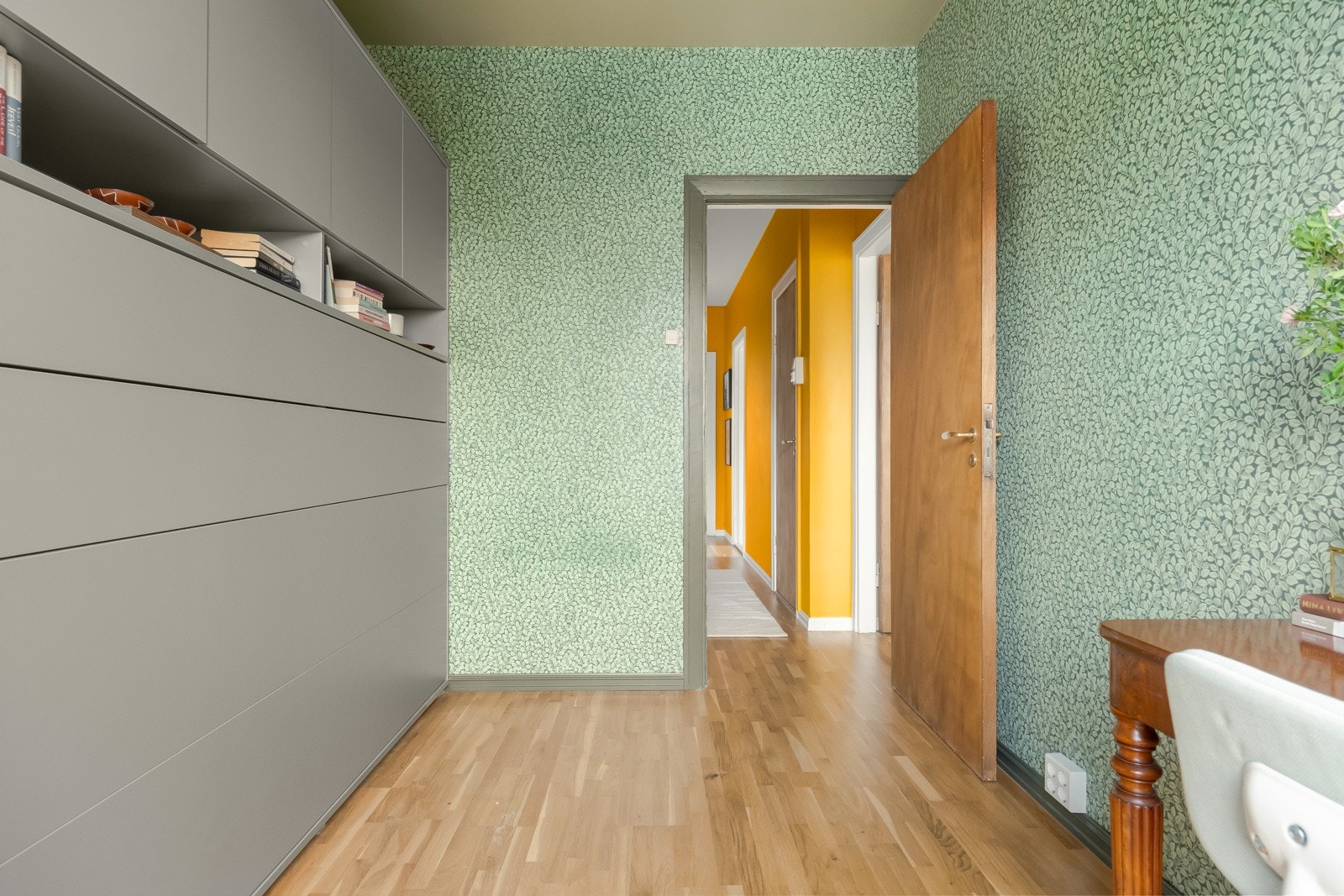 Det er av god størrelse og du kan fint innrede med skrivebord - perfekt for hjemmekontor. Galleribilde