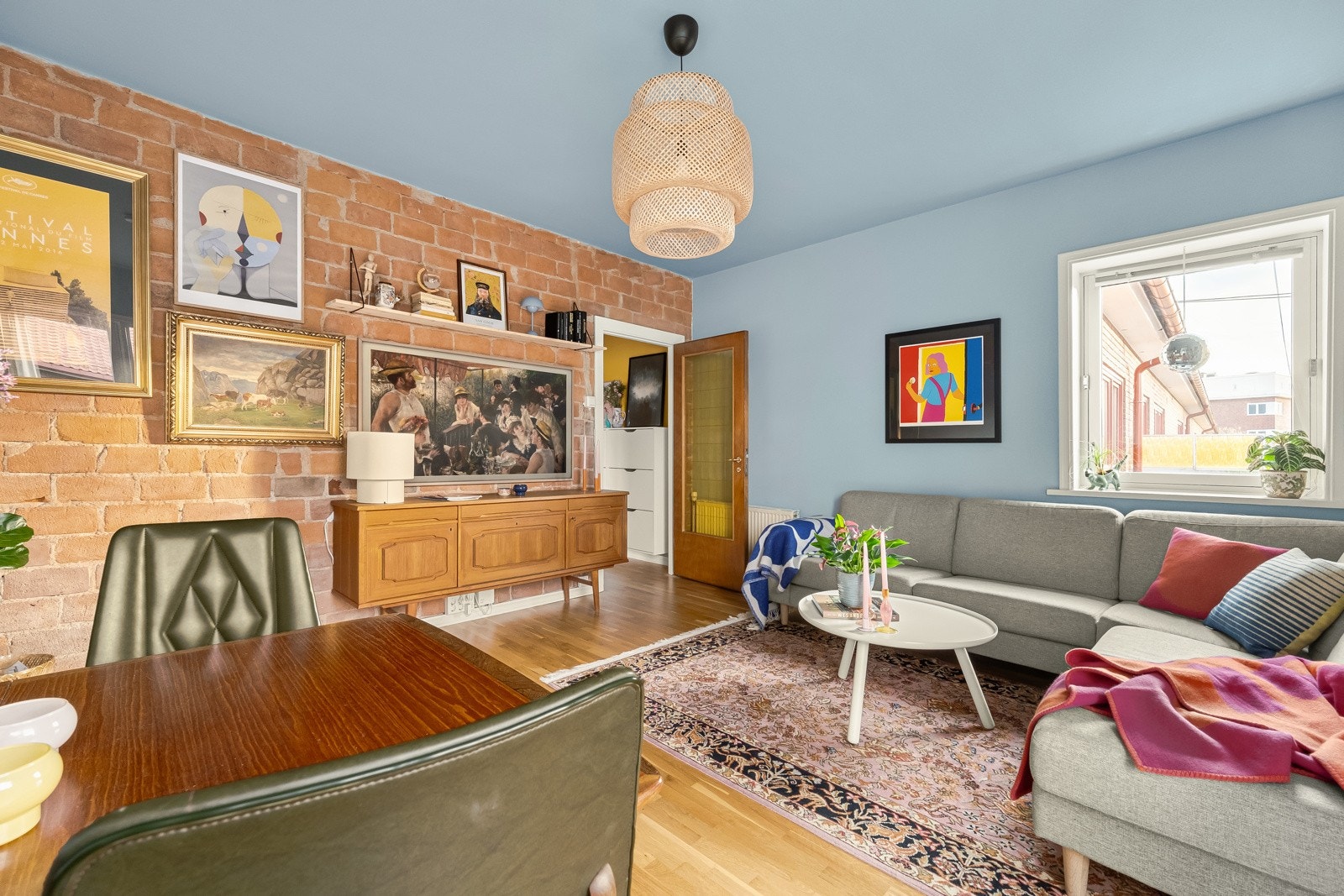 Stuen ble sparklet og malt i 2023. Da ble også den originale teglsteinsveggen hentet frem. Det ble også satt inn nye vindus- og gulvlister, i tillegg til nye stikkontakter. Galleribilde