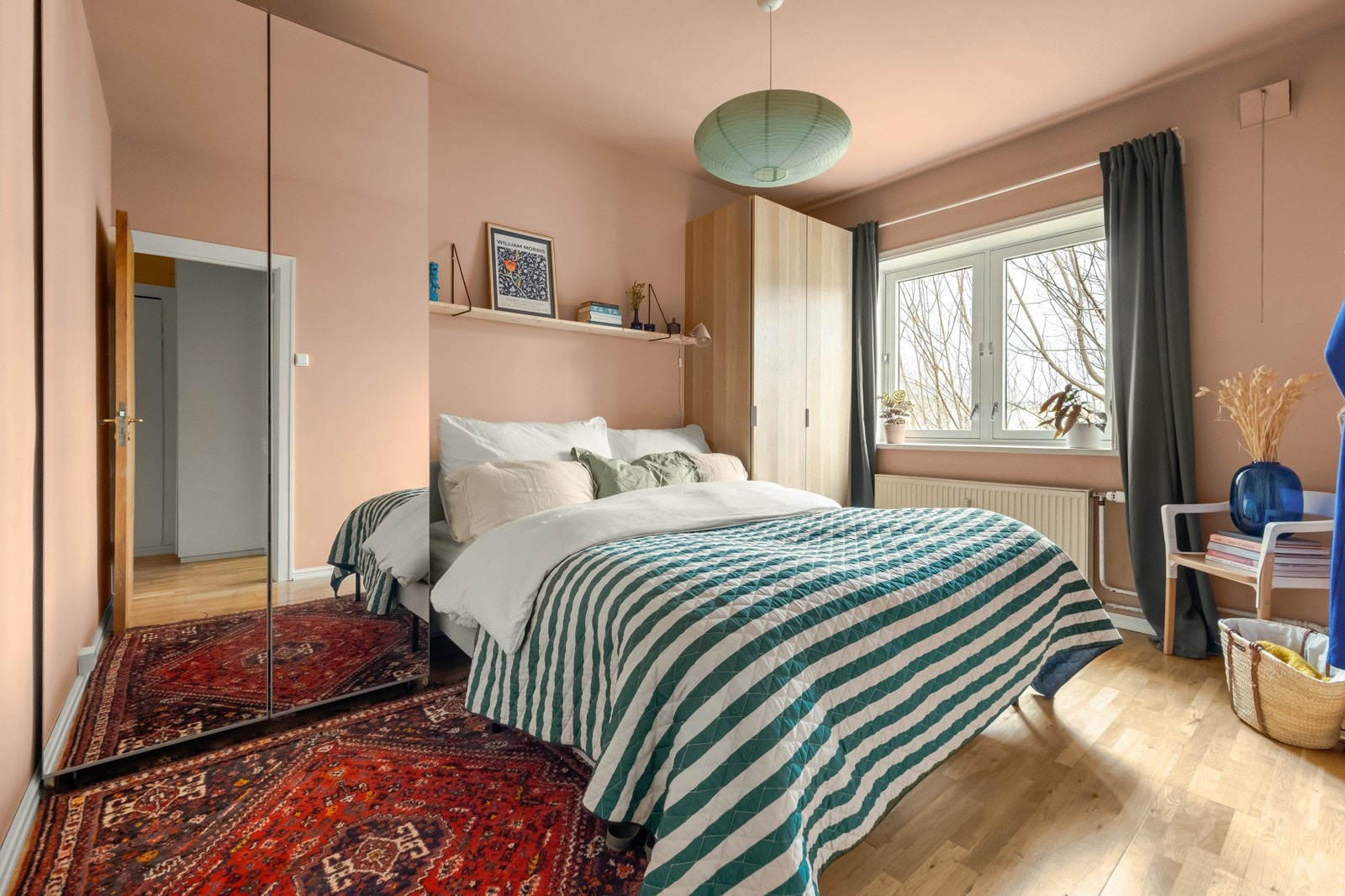 Leiligheten holder en gjennomgående fin standard, har store og gode rom og er vendt i sin helhet mot bakgårdsrom. Galleribilde