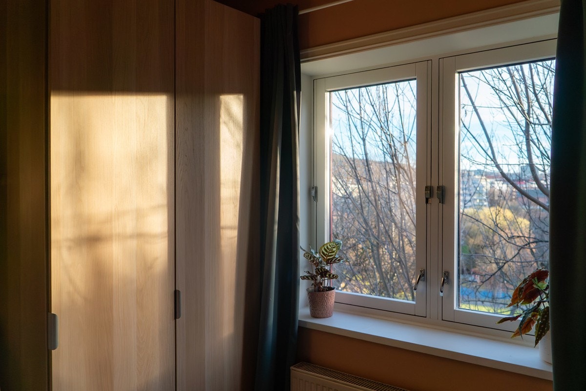 På denne siden kommer formiddagssolen fint inn. Selger fanget sola på en novembermorgen. Galleribilde