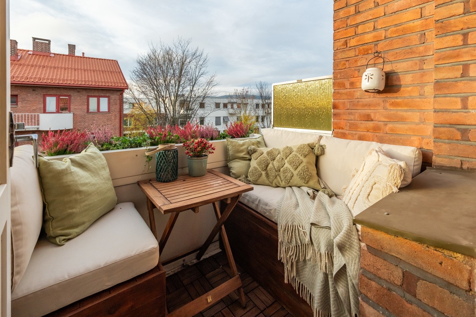 Her er det plass til en koselig, plassbygget sittegruppe og utebord. Det er også et herlig sted å nyte ettermiddags- og kveldssolen på sommeren. Galleribilde