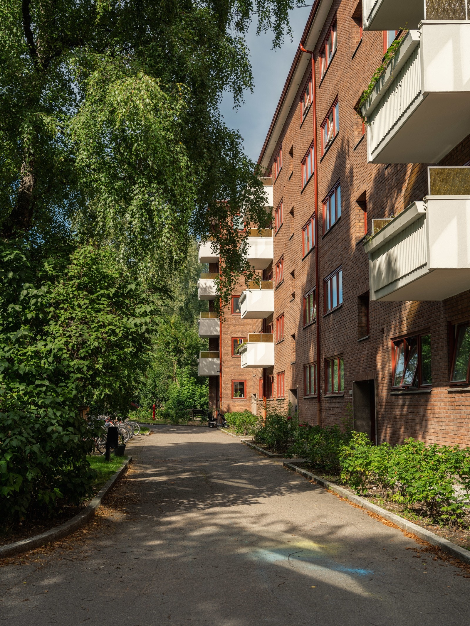 Leiligheten er omringet av grønne fellesområder. Galleribilde