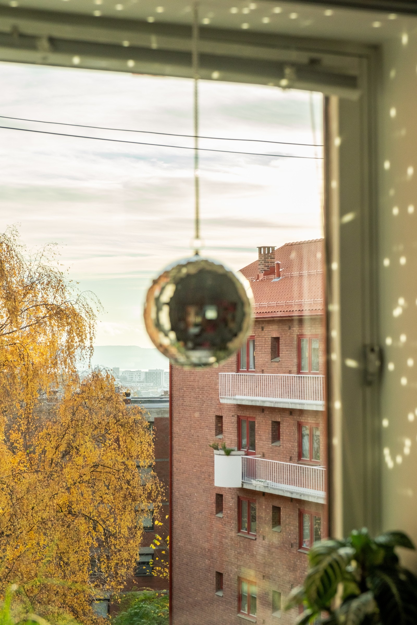 Ganske enestående utsikt herfra også. På høsten kommer ettermiddagssolen inn. Galleribilde
